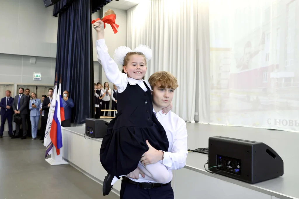1М